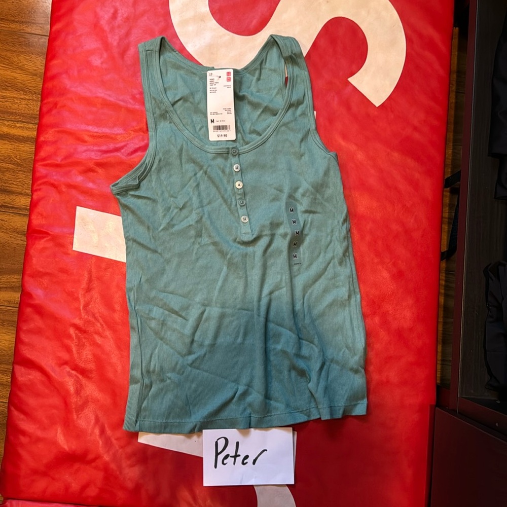 Uniqlo Ribbed Tank Top size Medium